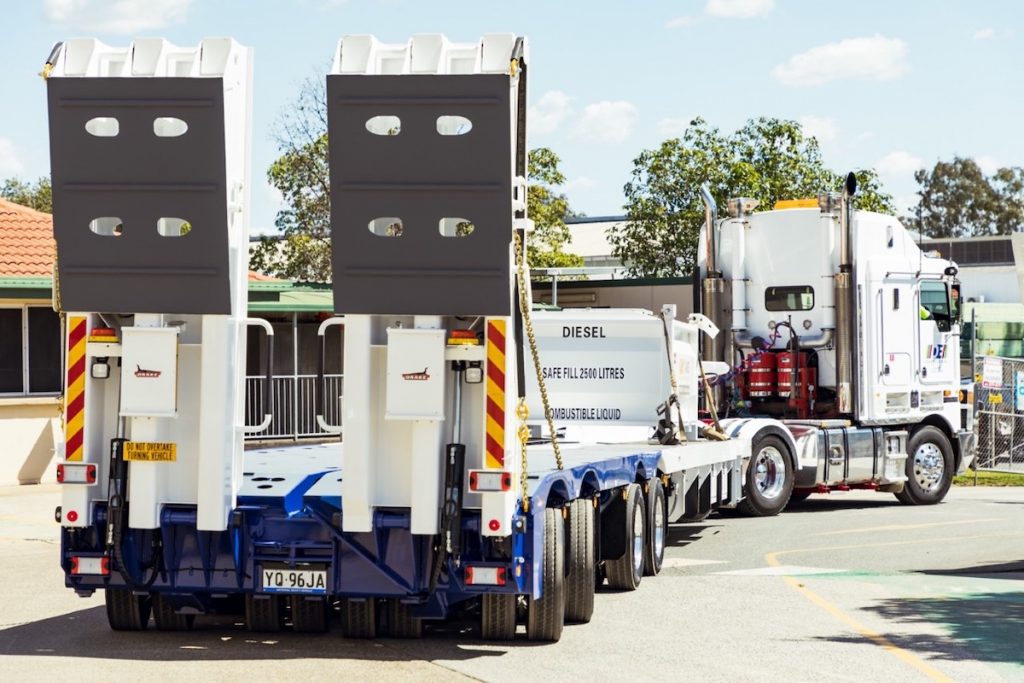 DE Quarry Solutions buys Drake Swingwing 4x8 Rear Steer float - Trailer ...