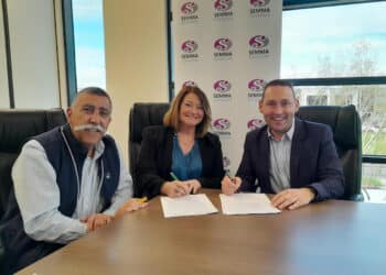 SEMMA President, Peter Angelico, SEMMA CEO, Honi Walker and Weld Australia Director – Strategic Partnerships, Ben Mitchell, sign a memorandum of understanding. Image: Weld Australia.